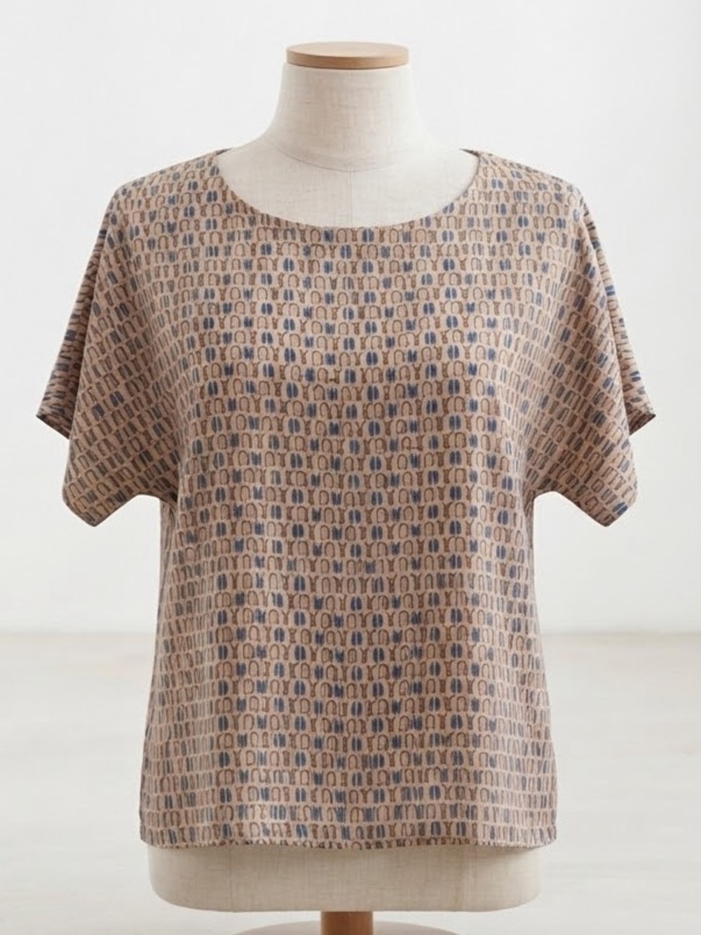 Le Lis| Beige & Blue Whimsy Penguins Print Short Sleeve Scoop Neck Blouse Sz S